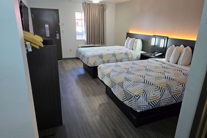 2 Queen Beds Micfridge (7 of 9)