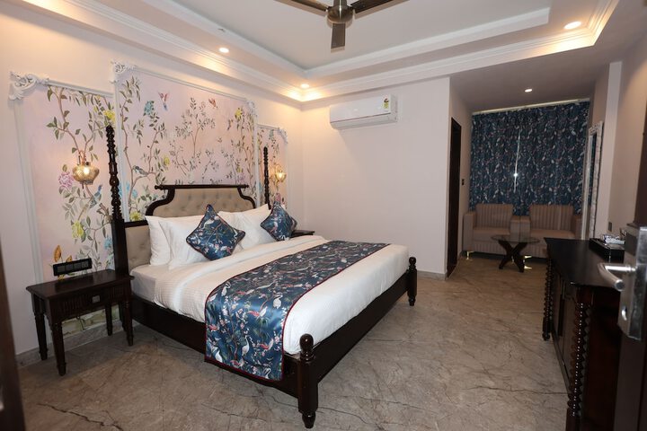 Room 4 of 20