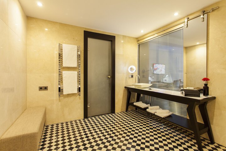 Room 50 of 74