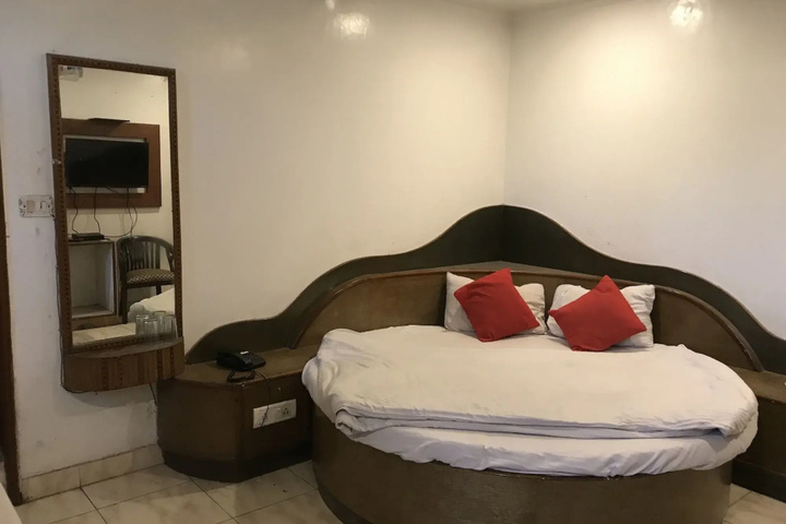 Room 3 of 16