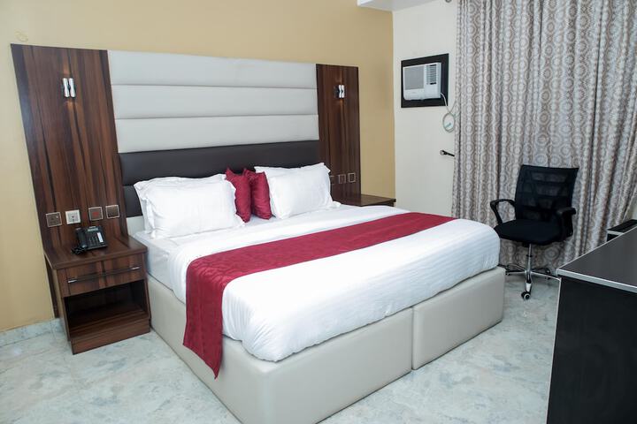 Room 27 of 82