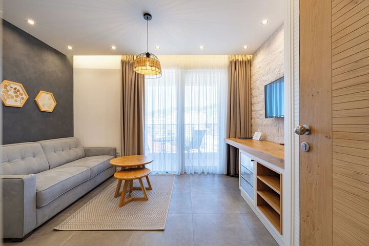 Room 32 of 76
