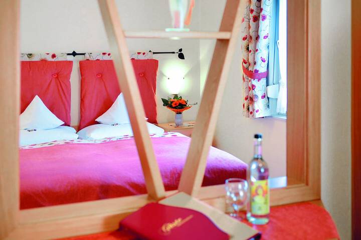 Room 4 of 9
