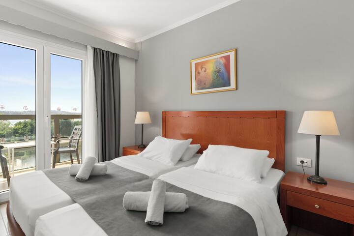 Room 15 of 102
