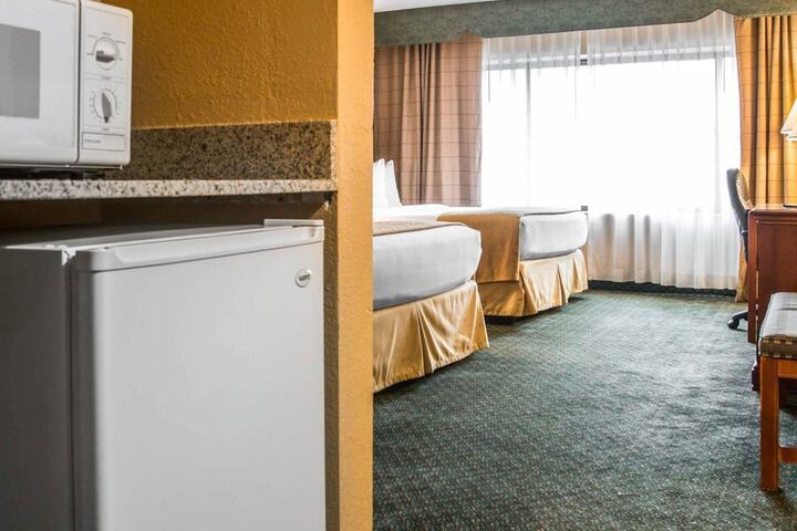 1 Queen Bed (1 of 5)