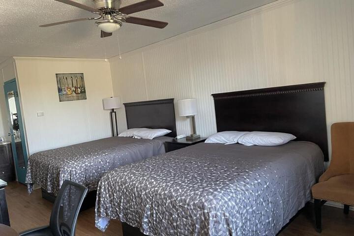 2 Queen Beds (2 of 10)
