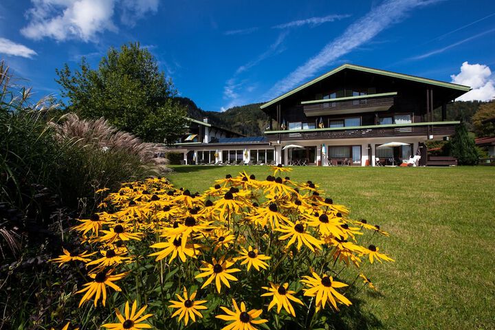 Hotel Exterior 25 of 27