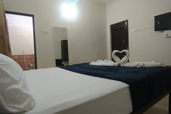 Room 5 of 16