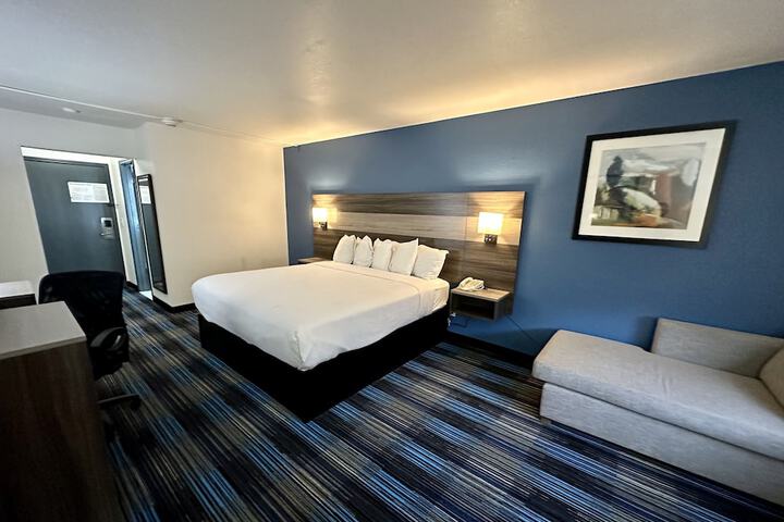 1 King Bed (4 of 7)