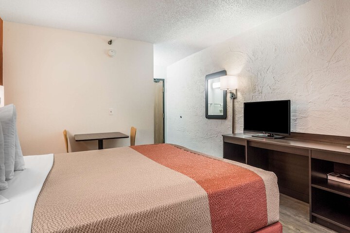 1 Queen Bed (8 of 8)