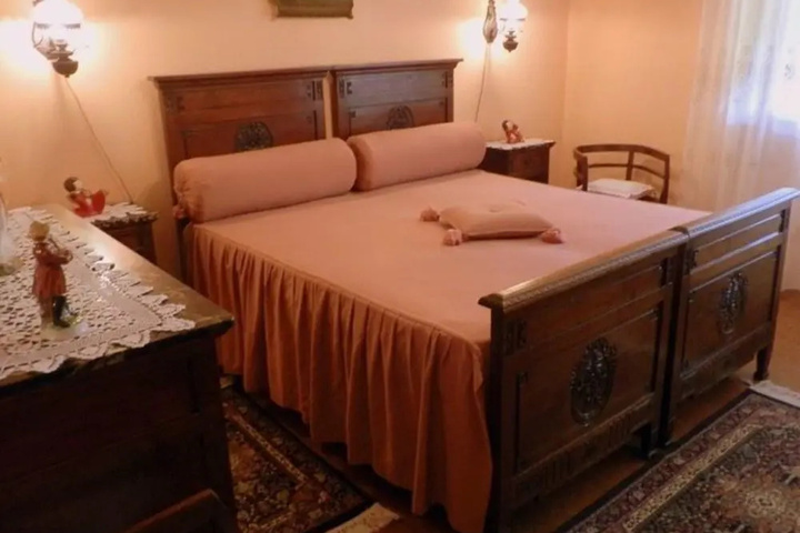 Room 5 of 12