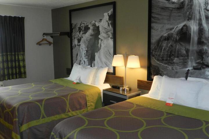 1 Queen Bed Deluxe Room (13 of 17)