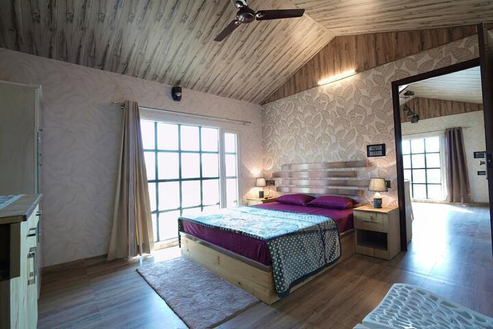 Room 2 of 83