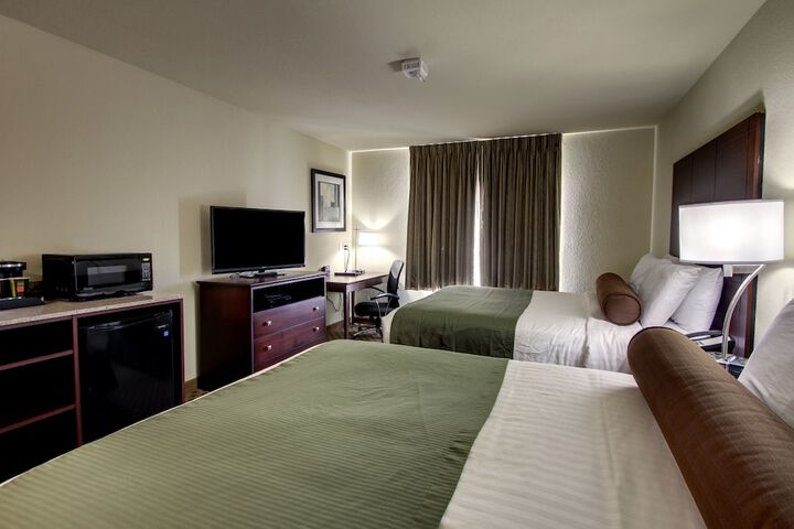 2 Queen Beds (7 of 12)
