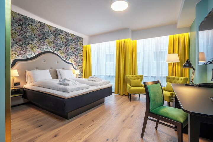 Room 43 of 104