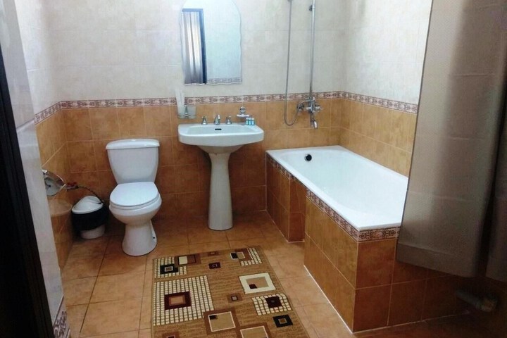Room 17 of 28