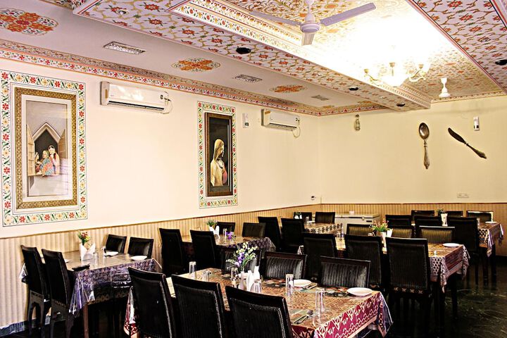 Dining 6 of 13