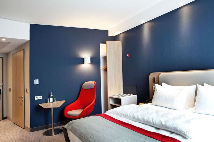 Room 6 of 32