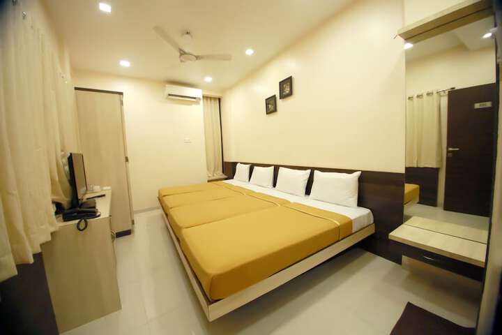 Room 27 of 33