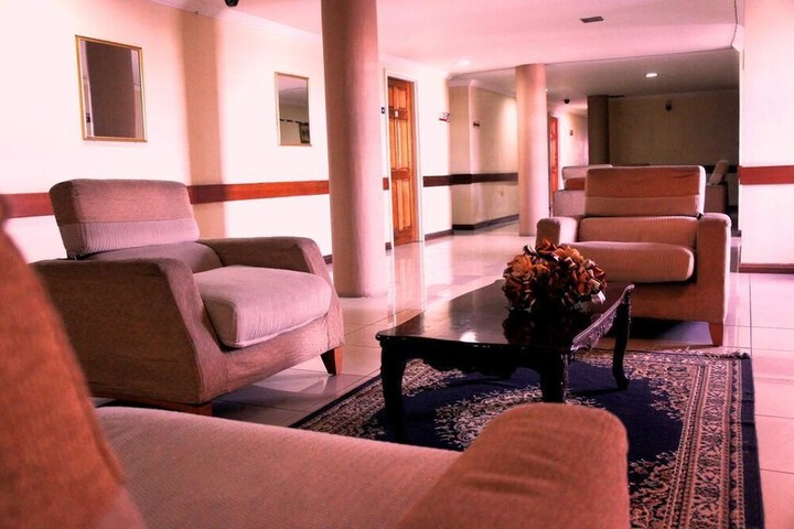 Lounge 13 of 14