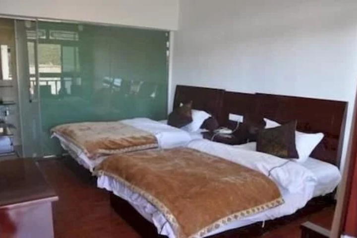Room 2 of 6
