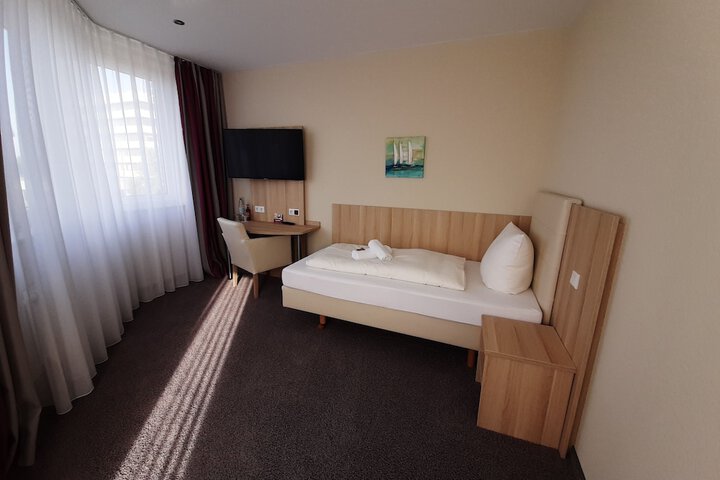 Room 4 of 39