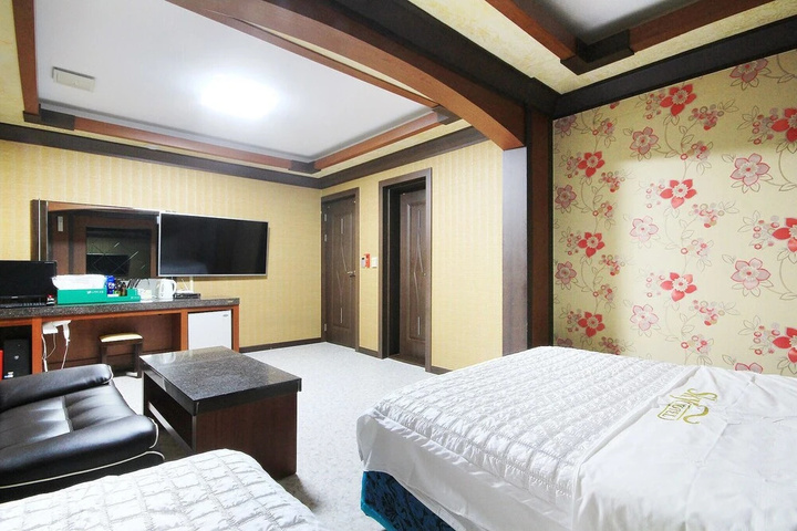 Room 2 of 26