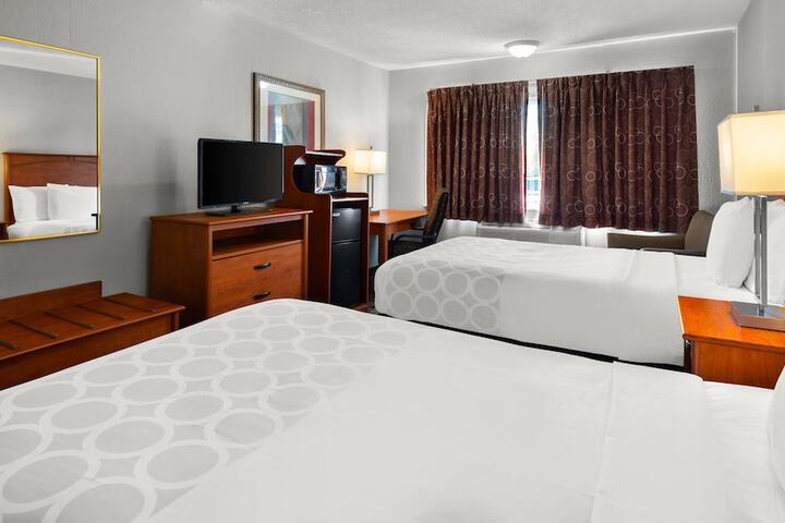 2 Double Beds (7 of 10)