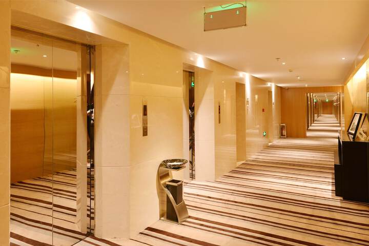 Ballroom/Hall 29 of 32