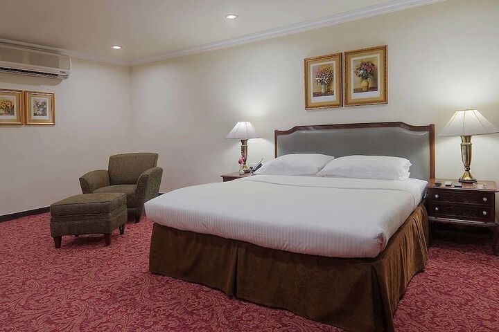 Room 4 of 48