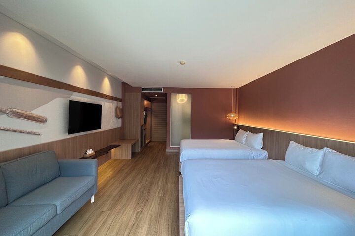 Room 28 of 76