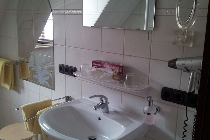 Room 150 of 283
