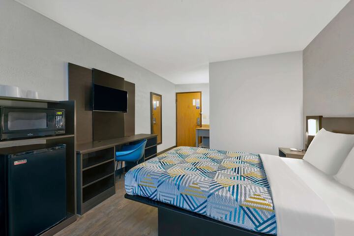 Room 6 of 28
