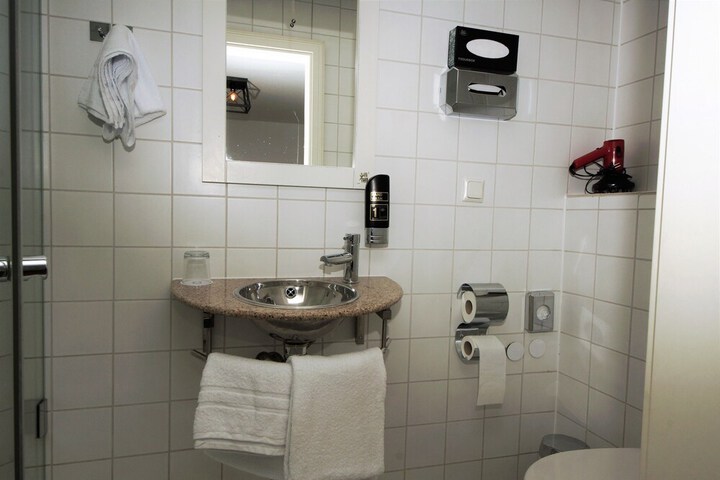 Room 16 of 19