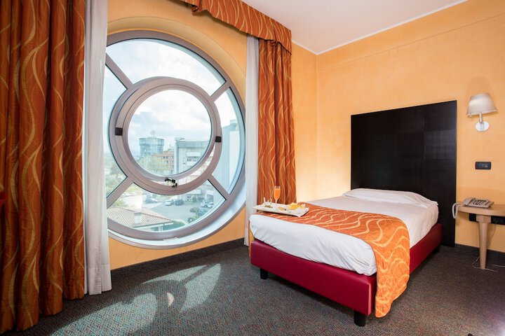 Room 27 of 81