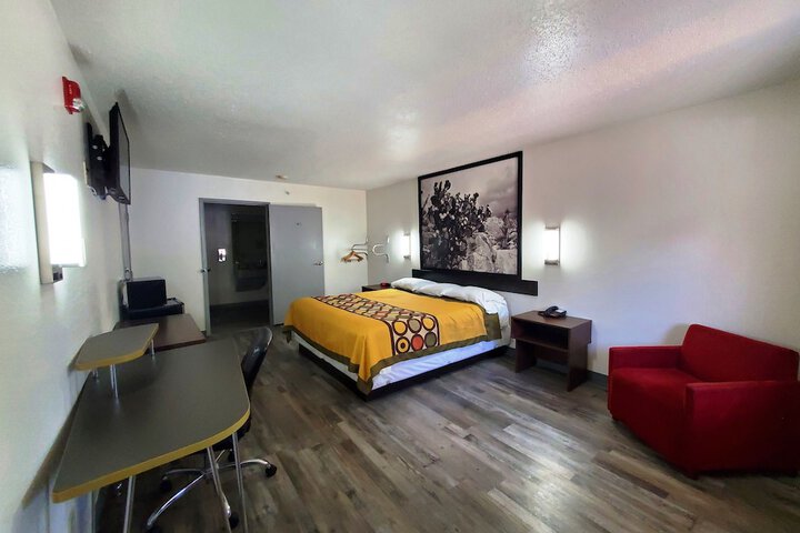 1 King Bed (3 of 11)