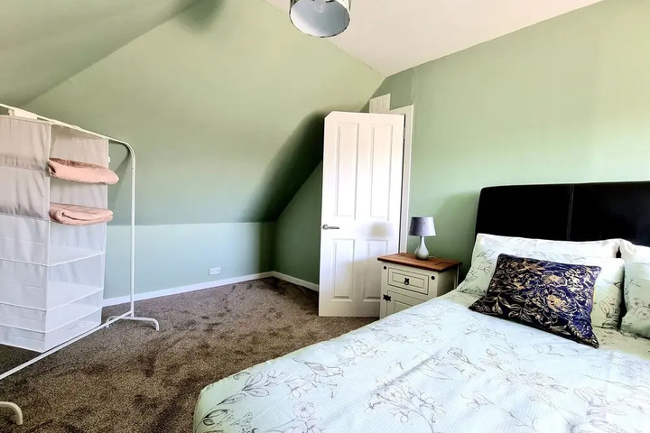Room 4 of 18