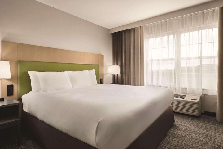 1 King Bed (5 of 9)