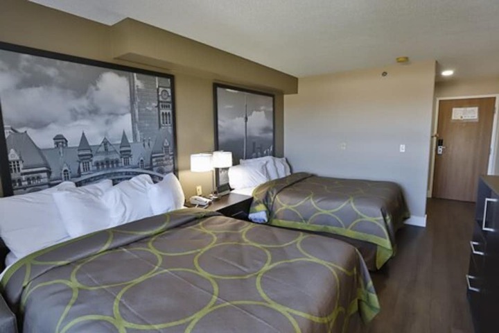 2 Queen Beds (9 of 10)