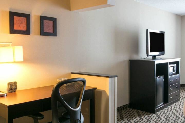 1 King Bed Suite (4 of 9)