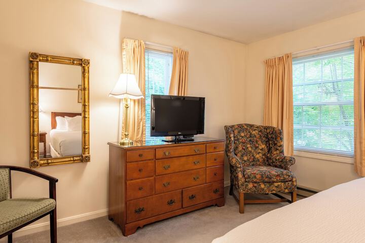 Queen Bed Accessible (14 of 38)