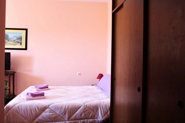 Room 6 of 10