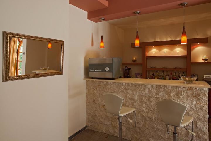 Lounge 15 of 26