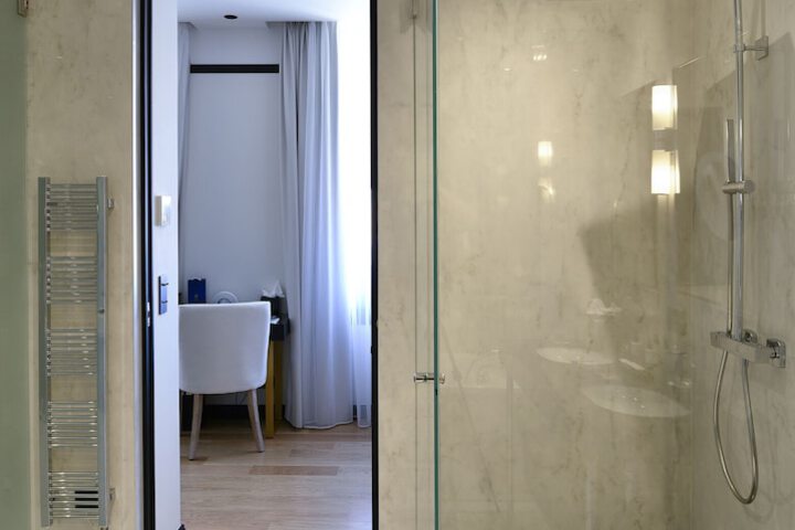 Room 44 of 90