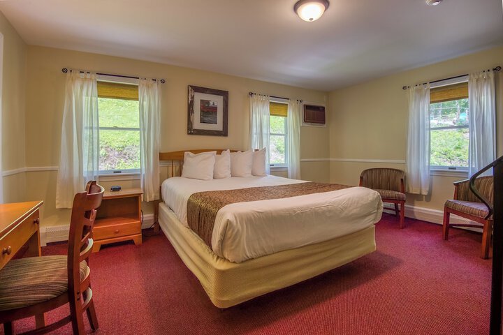 Slope Queen Bed with View (28 of 100)
