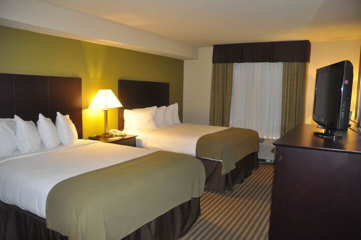2 Queen Beds (2 of 7)
