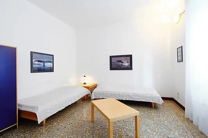 Room 5 of 10