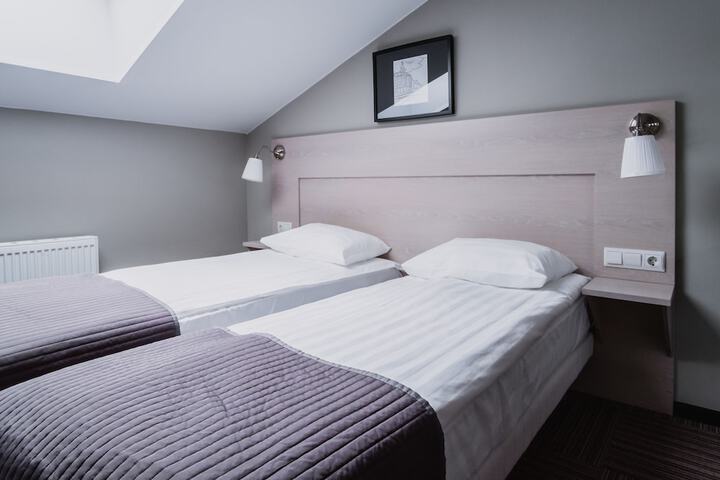 Room 10 of 80