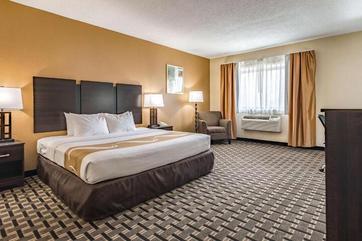 1 King Bed (2 of 13)