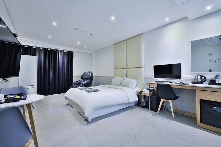 Room 6 of 34